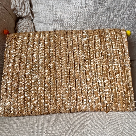 Raffia clutch bag with pompoms - Picture 3 of 5